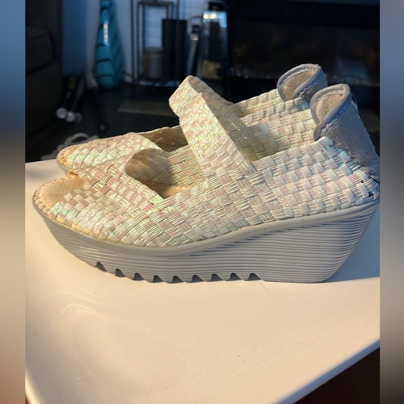 Bernie Mev "Halle" Wedge w/peek-a-boo toe, in a rare Mother of Pearl size 5 US - Picture 2 of 6